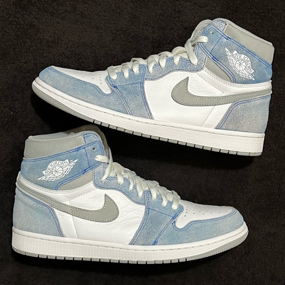 ❌SOLD❌Jordan 1 High ‘Hyper Royal’ - Picture 2 of 9
